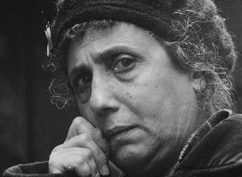 Movie still from “Diary of a Pregnant Woman” (1958), directed by Agnès Varda – An older woman is looking at the camera; Close Up shot, Over the shoulder angle