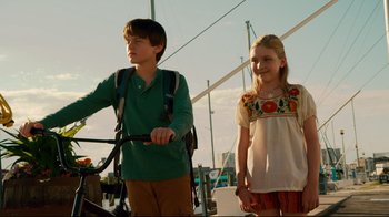 Movie still from “Dolphin Tale” (2011), directed by Charles Martin Smith – A boy and a girl are standing next to each other; Medium shot, Low angle