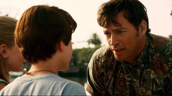 Movie still from “Dolphin Tale” (2011), directed by Charles Martin Smith – A man talking to a young boy in a hawaiian shirt; Close Up shot, Over the shoulder angle