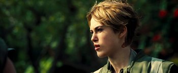 Movie still from “Domino” (2005), directed by Tony Scott – A person with short blonde hair; Close Up shot, Over the shoulder angle
