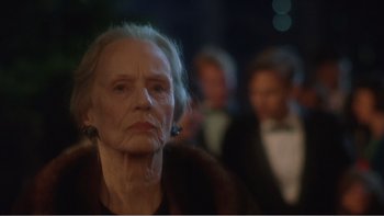 Movie still from “Driving Miss Daisy” (1989), directed by Bruce Beresford – An old woman with a bunch of people in the background; Close Up shot, Over the shoulder angle