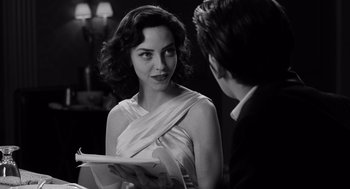 Movie still from “Ed Wood” (1994), directed by Tim Burton – A man and a woman are talking to each other; Close Up shot, Over the shoulder angle