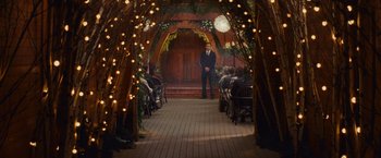Movie still from “The Proposal” (2009), directed by Anne Fletcher – A man in a suit standing in front of a group of people; Wide shot, Over the shoulder angle