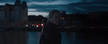 Movie still from “The Quake” (2018), directed by John Andreas Andersen – A woman standing in front of a body of water; Medium shot, Low angle