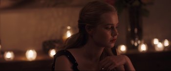 Movie still from “Every Day” (2018), directed by Michael Sucsy – A woman with long blonde hair is sitting in a dark room; Close Up shot, Over the shoulder angle