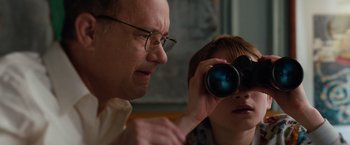 Movie still from “Extremely Loud & Incredibly Close” (2011), directed by Stephen Daldry – A man and a woman looking through a pair of binoculars; Close Up shot, Over the shoulder angle