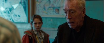 Movie still from “Extremely Loud & Incredibly Close” (2011), directed by Stephen Daldry – An older man and a young boy in front of a painting; Close Up shot, Over the shoulder angle