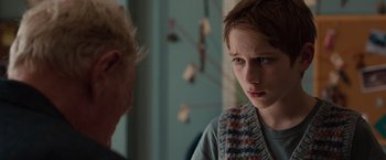 Movie still from “Extremely Loud & Incredibly Close” (2011), directed by Stephen Daldry – A young person is looking at a older person; Close Up shot, Over the shoulder angle