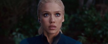 Movie still from “Fantastic Four: Rise of the Silver Surfer” (2007), directed by Tim Story – A woman that is looking at the camera; Close Up shot, Over the shoulder angle