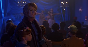 Movie still from “Far from Heaven” (2002), directed by Todd Haynes – A woman standing next to a child in front of an audience; Medium shot, Over the shoulder angle