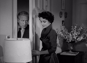 Movie still from “Father of the Bride” (1950), directed by Vincente Minnelli – A man and a woman standing in front of a lamp; Medium shot, Low angle