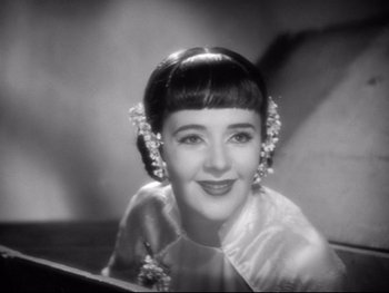 Movie still from “Footlight Parade” (1933), directed by Lloyd Bacon – An old black and white photo of a young woman; Close Up shot, Over the shoulder angle