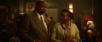 Movie still from “The United States vs. Billie Holiday” (2021), directed by Lee Daniels – A man and a woman standing next to each other; Medium shot, Over the shoulder angle