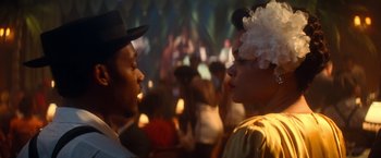 Movie still from “The United States vs. Billie Holiday” (2021), directed by Lee Daniels – A man and a woman are talking to each other in front of a crowd of onlookers; Close Up shot, Over the shoulder angle
