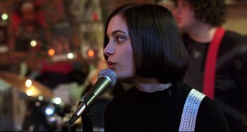 Movie still from “Freaky Friday” (2003), directed by Mark Waters – A woman with short hair is holding a microphone; Close Up shot, Over the shoulder angle