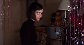 Movie still from “Freaky Friday” (2003), directed by Mark Waters – A woman in a black shirt is standing in a room; Medium shot, Over the shoulder angle