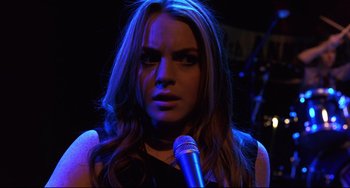 Movie still from “Freaky Friday” (2003), directed by Mark Waters – A woman with long hair is holding a microphone; Close Up shot, Over the shoulder angle