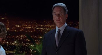 Movie still from “Freaky Friday” (2003), directed by Mark Waters – A man in a suit and tie standing in front of a city; Close Up shot, Low angle