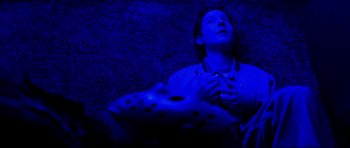 Movie still from “Freddy vs. Jason” (2003), directed by Ronny Yu – A man in a white shirt is looking up; Close Up shot, Overhead angle