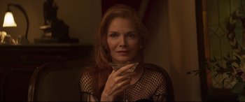Movie still from “French Exit” (2020), directed by Azazel Jacobs – A woman with red hair is holding a drink; Close Up shot, High angle