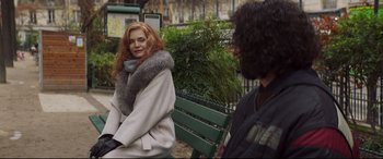 Movie still from “French Exit” (2020), directed by Azazel Jacobs – A woman sitting next to a man on a park bench; Medium shot, Over the shoulder angle