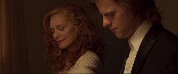 Movie still from “French Exit” (2020), directed by Azazel Jacobs – A woman and a man are looking at each other; Close Up shot, Over the shoulder angle