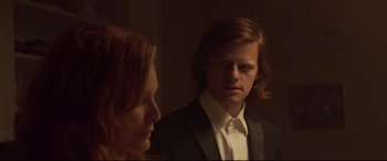 Movie still from “French Exit” (2020), directed by Azazel Jacobs – A man and a woman are looking at each other in a dark room; Close Up shot, Over the shoulder angle