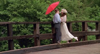 Movie still from “Fried Green Tomatoes” (1991), directed by Jon Avnet – A man and a woman are kissing on a bridge; Wide shot, High angle