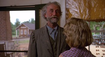Movie still from “Fried Green Tomatoes” (1991), directed by Jon Avnet – An older man and a young woman are talking to each other; Medium shot, Over the shoulder angle