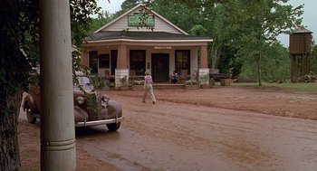 Movie still from “Fried Green Tomatoes” (1991), directed by Jon Avnet – An old car parked in front of an old house; Wide shot, Over the shoulder angle