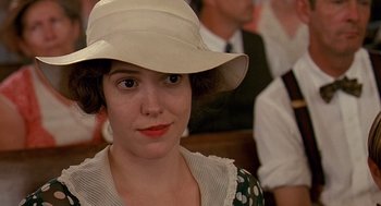 Movie still from “Fried Green Tomatoes” (1991), directed by Jon Avnet – A woman wearing a white hat in front of other people; Close Up shot, Over the shoulder angle