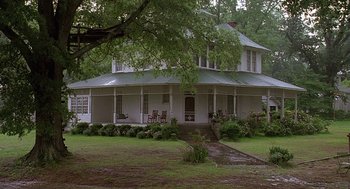 Movie still from “Fried Green Tomatoes” (1991), directed by Jon Avnet – A large white house sitting under a large tree; Extreme Wide shot, Low angle