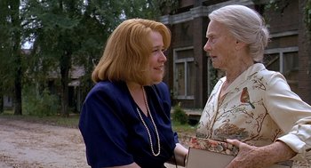Movie still from “Fried Green Tomatoes” (1991), directed by Jon Avnet – A woman and an older woman are talking outside; Medium shot, Over the shoulder angle