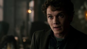 Movie still from “Fright Night” (2011), directed by Craig Gillespie – A person wearing a suit and tie; Close Up shot, Over the shoulder angle