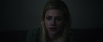 Movie still from “Galveston” (2018), directed by Mélanie Laurent – A woman with blonde long hair is looking at the camera; Close Up shot, Over the shoulder angle