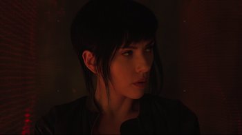 Movie still from “Ghost in the Shell” (2017), directed by Rupert Sanders – A person with short black hair; Close Up shot, Over the shoulder angle