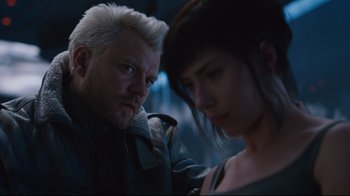 Movie still from “Ghost in the Shell” (2017), directed by Rupert Sanders – A man and a woman looking at one another; Close Up shot, Over the shoulder angle