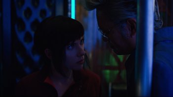 Movie still from “Ghost in the Shell” (2017), directed by Rupert Sanders – A man and a woman looking at each other; Close Up shot, Over the shoulder angle