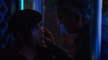 Movie still from “Ghost in the Shell” (2017), directed by Rupert Sanders – A man and a woman looking at each other; Close Up shot, Over the shoulder angle