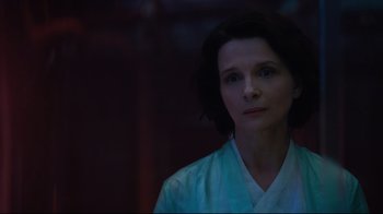 Movie still from “Ghost in the Shell” (2017), directed by Rupert Sanders – A woman in a white robe is looking at the camera; Close Up shot, Low angle