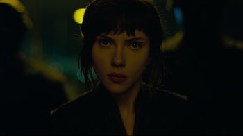 Movie still from “Ghost in the Shell” (2017), directed by Rupert Sanders – A person wearing a black jacket; Close Up shot, Over the shoulder angle