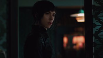 Movie still from “Ghost in the Shell” (2017), directed by Rupert Sanders – A person wearing a black jacket; Close Up shot, Over the shoulder angle