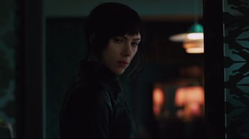 Movie still from “Ghost in the Shell” (2017), directed by Rupert Sanders – A person wearing a black jacket; Close Up shot, Over the shoulder angle