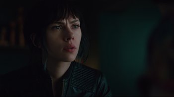 Movie still from “Ghost in the Shell” (2017), directed by Rupert Sanders – A person wearing a leather jacket; Close Up shot, Over the shoulder angle