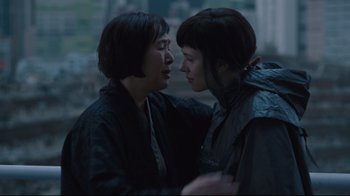 Movie still from “Ghost in the Shell” (2017), directed by Rupert Sanders – Two women are standing next to each other; Close Up shot, Over the shoulder angle