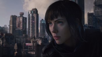 Movie still from “Ghost in the Shell” (2017), directed by Rupert Sanders – A person with a city in the background; Close Up shot, Low angle