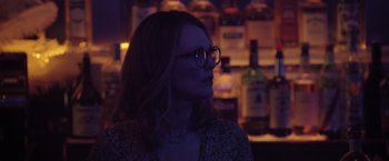 Movie still from “Gloria Bell” (2018), directed by Sebastián Lelio – A woman wearing glasses is looking into the distance; Close Up shot, Over the shoulder angle