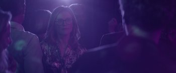 Movie still from “Gloria Bell” (2018), directed by Sebastián Lelio – A woman with glasses is sitting in front of a mirror; Medium shot, Over the shoulder angle