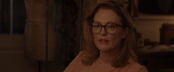 Movie still from “Gloria Bell” (2018), directed by Sebastián Lelio – A person wearing glasses; Close Up shot, Over the shoulder angle