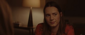 Movie still from “Gloria Bell” (2018), directed by Sebastián Lelio – A person sitting in front of a lamp; Close Up shot, Over the shoulder angle